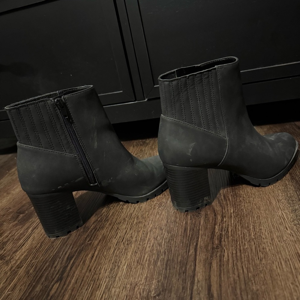 Kelly & Katie Black Heeled Boots - Picture 5 of 7